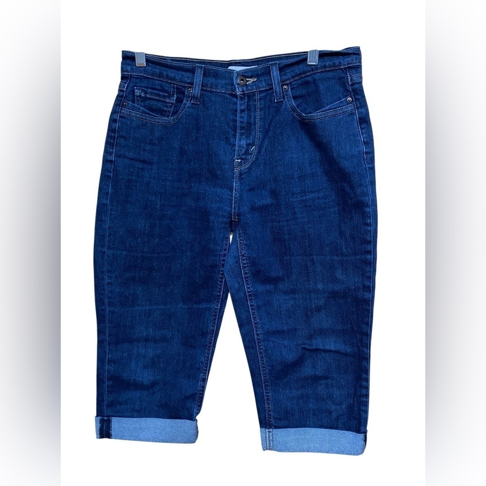 Levi’s Blue Denim Crop Cuffed Capri Jeans in Size 8.